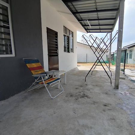 Modern , Spacious Gambang Ump 18 Guest House Exterior photo